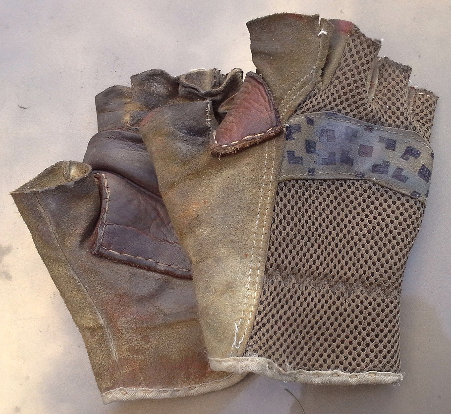 Reb_gloves